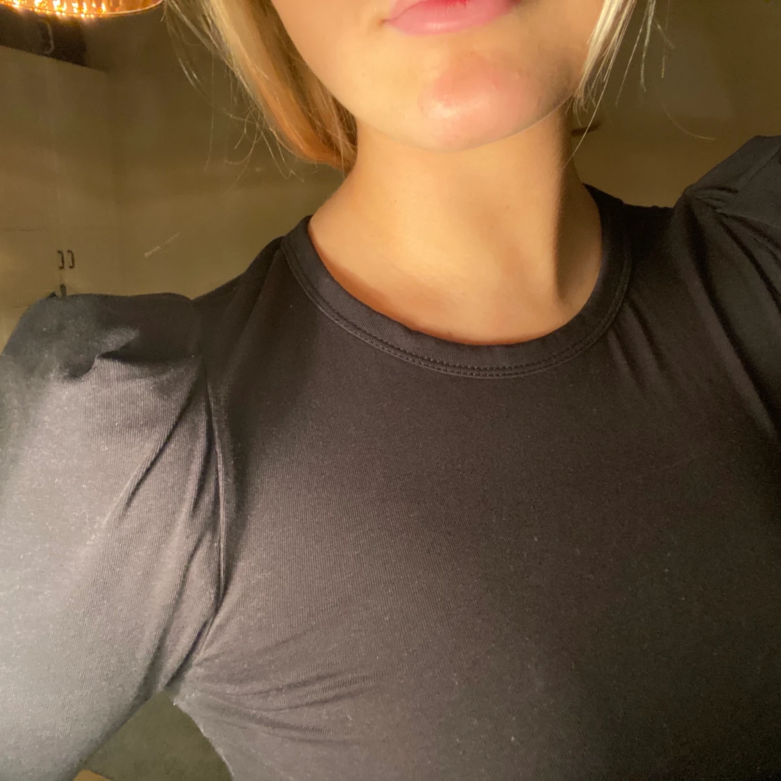 Långärmad svart top med puffiga armar - 90