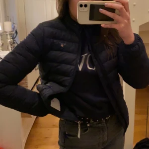Gant jacka - Fin jacka från gant. Perfekt nu till hösten när det börjar bli kallare. Kan även användas under vintern. Sparsamt använd och har inga defekter alls. Nyskick. Pris kan diskuteras vid smidig affär. Spårbar frakt. 