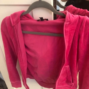 Luvtröja - Säljer min juciey tröja , äkta , ganska liten 