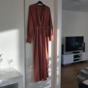 Laxrosa byxdress Zara stl S - Laxrosa byxdress från Zara i storlek S. Fraktkostnaden tillkommer.