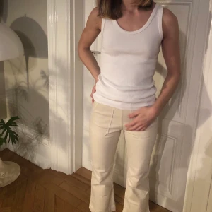 Vitt Enkelt Linne - Ett vitt enkelt linne i mycket bra skick! Strl M, skriv för mer info! 