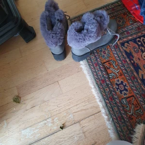 Söt päls boots  - I bra skick och passar 36 _39.användade 2 dager. Och dem passar jätte bra med snow och vinter. Finns fler bilder. 