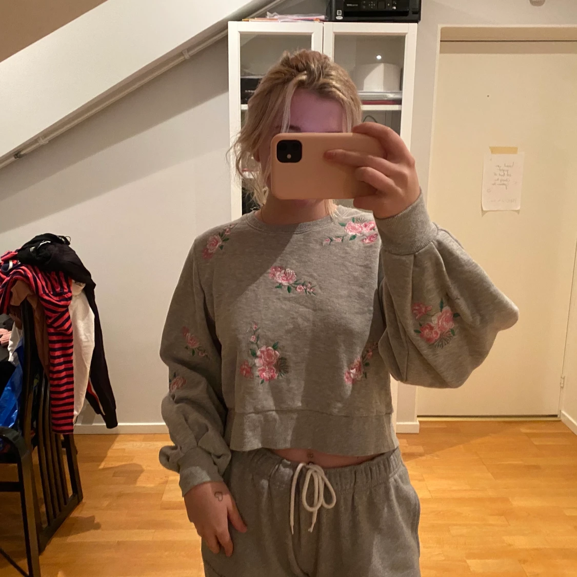 blommig grå mjukiströja