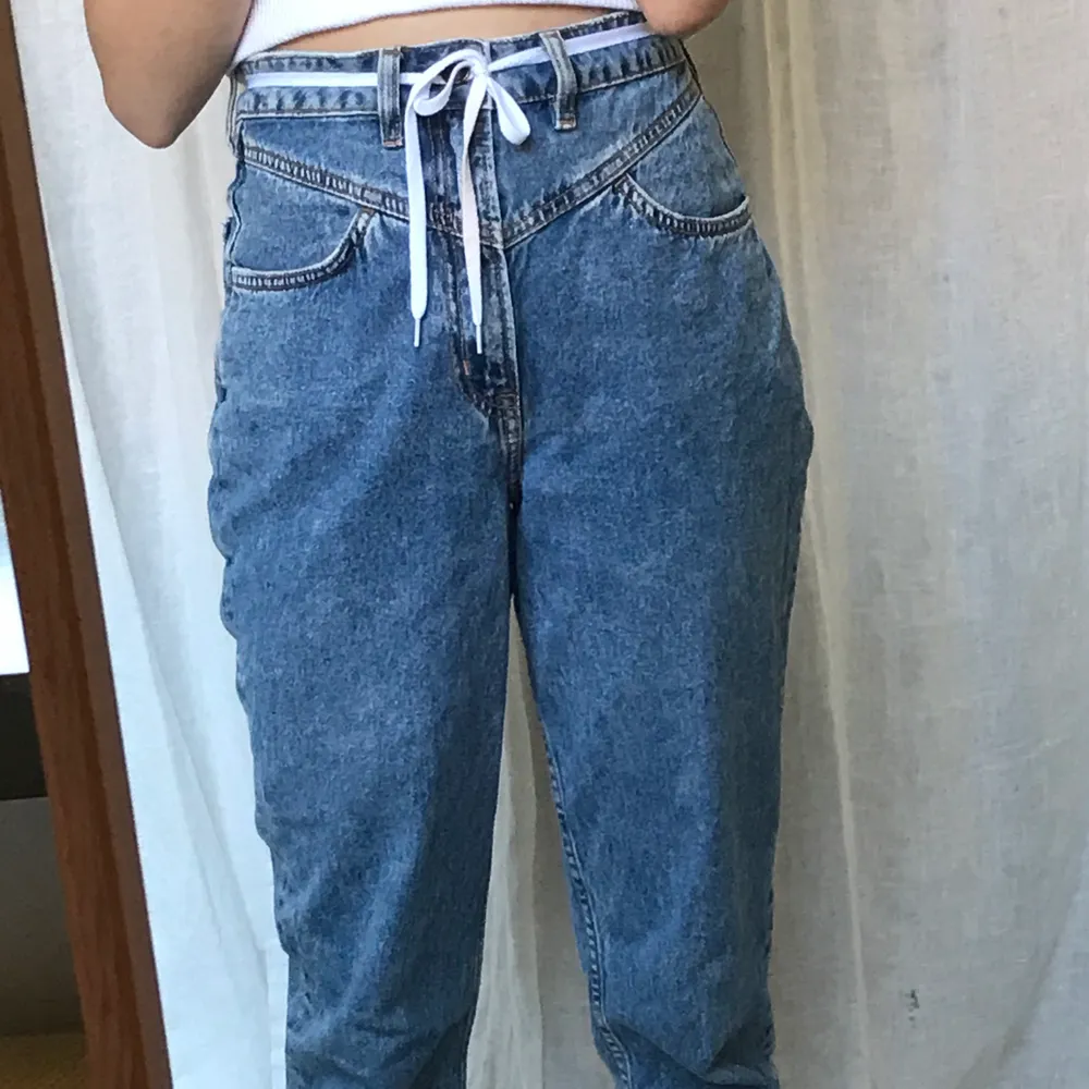 Ett nästan helt oanvänt par stentvättade momjeans från H&M/divided. Väldigt bekväma men har som sagt knappt använt dem.       köparen betalar frakt vilket för de här byxorna är 72kr:))<3. Jeans & Byxor.