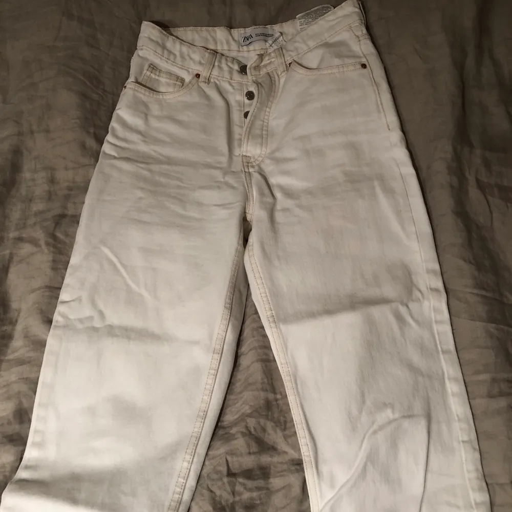 Vita raka jeans från zara, storlek 34, sitter lite för litet på mig. 100kr + frakt☺️. Jeans & Byxor.