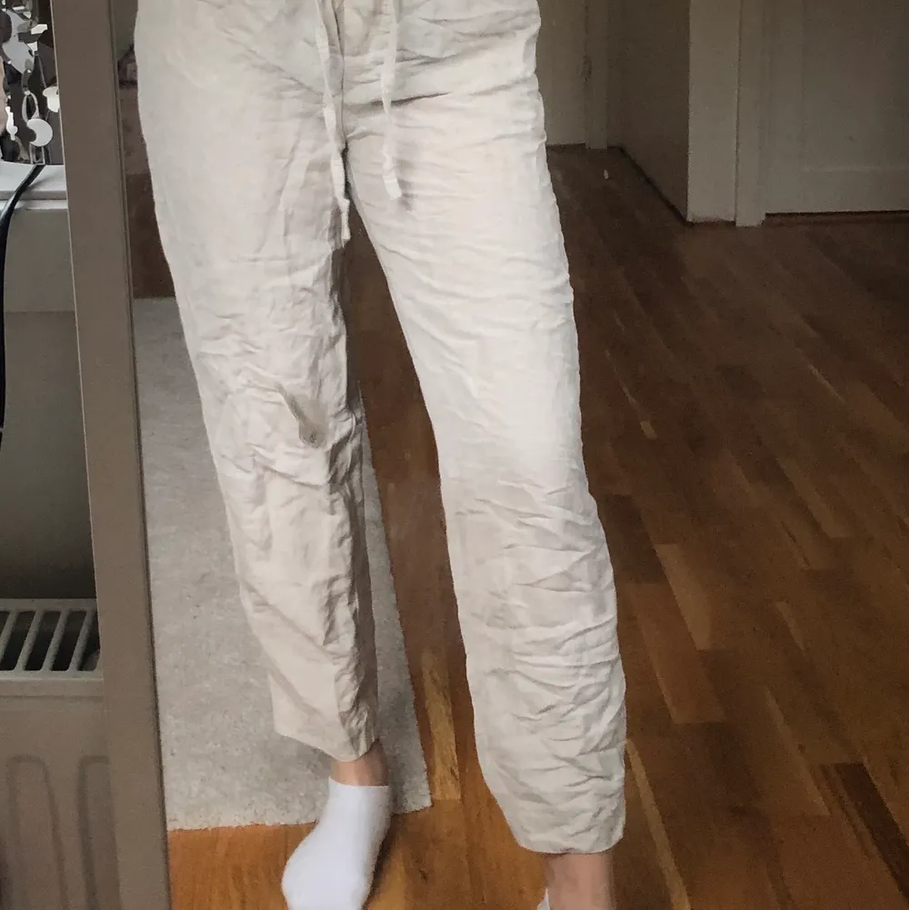 Säljer dessa linnebyxor som är aningen för korta på mig som är 165cm 👊🏼💕. Jeans & Byxor.