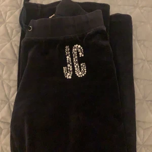 Juicy couture mjukisbyxor - Fina mjukisbyxor i velour från juicy couture. Färgen är mörkblå/marinblå. Använda men fortfarande snygga! Väldigt bra kvalitet. 