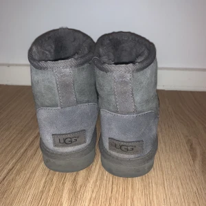 UGGS Classic MINI ll Stövletter grey - ‼️Frakten ligger på cirka 100kr‼️                                                                                                 Äkta gråa uggs köpte för ca 3 år sedan. Har tyvärr inte kvar originalboxen de kom i. De köptes för 2000kr på Zalando. Med tanke på defekterna på framsidan säljer jag de för ett mycket billigare pris, med tanke på att jag bara använde de vintern för 3 år sedan. Aldrig använde sen dess. Fläckarna har blivit efter vatten.                                                                                      Priset kan diskuteras och frakten ingår EJ i priset!        Budgivning fram till 1/3