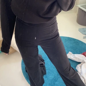 Byxor - Ett par svarta kostym byxor från Bikbok. Storlek 36. Säljer pga att de är för korta för mig då jag är 173 cm lång. Skriv om du är intresserad! Frakt ingår ej i priset. 