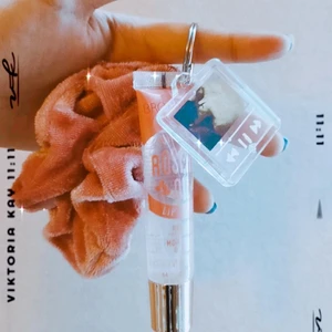Nyckelring  - Beställ en nyckelring med en valfri bild och med ett valfritt läppglans och scrunchie ✨🤎 Svepa bilderna för att se smakerna på läppglansen 💫.                    FRI FRAKT 🇸🇪 *Den rosa läppglans är slutsåld*