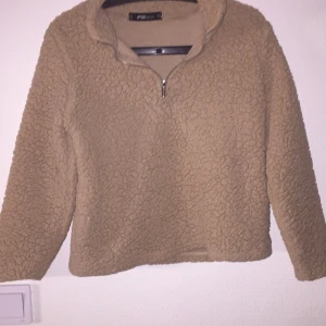 Polotröja - Supermysig fluffig polotröja med dragkedja, säljer pga för liten. Bra skick. Strlk S. Frakt tillkommer 💋