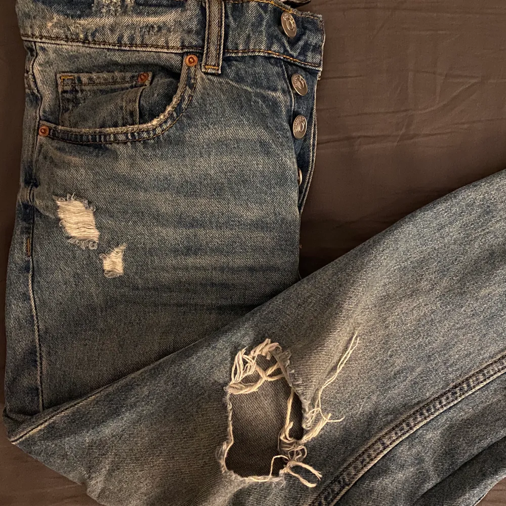 Boyfriend jeans från hm i storlek 34🤎 sparsamt använda i bra skick. 150kr + frakt 📦 . Jeans & Byxor.