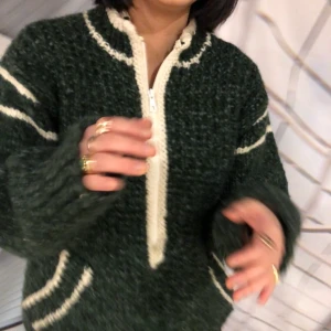 Stickad tröja  - Stickad tröja köpt vintage, det står ingen stl i den men skulle säga en oversized S. Om man inte kan mötas upp i gävle tillkommer frakt! Skriv ifall du har några frågor!☺️ skriv privat för att buda.                        Högsta bud  270kr                                  Budgivningen avslutas måndag kl:21