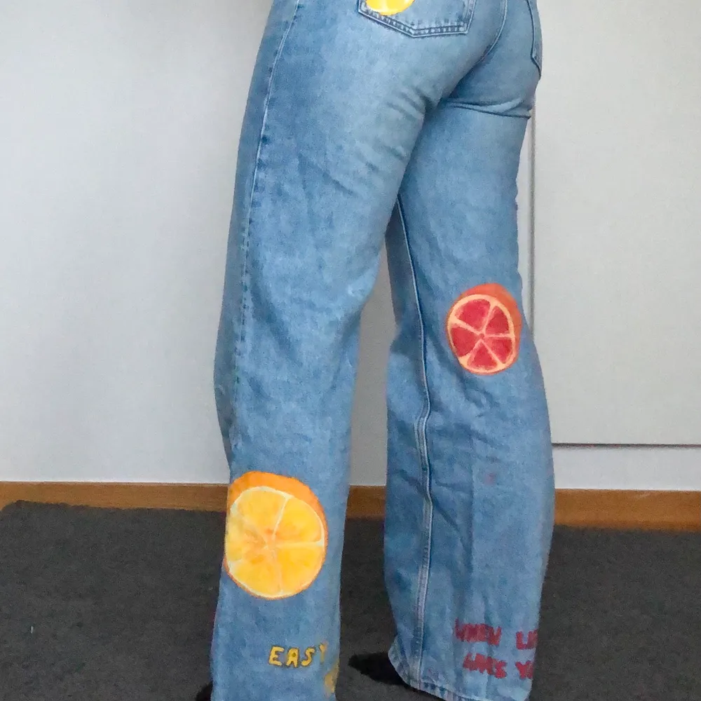 Blå populära jeans från Monki som är självmålade. Jeansen är väl använda men de målade citronerna ger en fräschare och unik stil. Dragkedjan glider ibland ned men de fungerar ändå. Köparen står för frakt. . Jeans & Byxor.