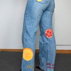 Blå populära jeans från Monki som är självmålade. Jeansen är väl använda men de målade citronerna ger en fräschare och unik stil. Dragkedjan glider ibland ned men de fungerar ändå. Köparen står för frakt. 