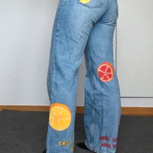 Blå jeans - Blå populära jeans från Monki som är självmålade. Jeansen är väl använda men de målade citronerna ger en fräschare och unik stil. Dragkedjan glider ibland ned men de fungerar ändå. Köparen står för frakt. 