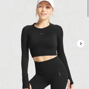 Gymshark  - Säljer för ca halva priset men frakt ingår inte. Säljer för den är för liten😔