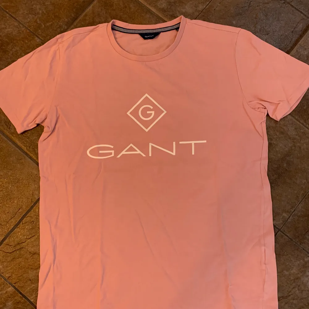 Gant T-shirt, använt skick med storlek 140, betalning sker via swish. T-shirts.