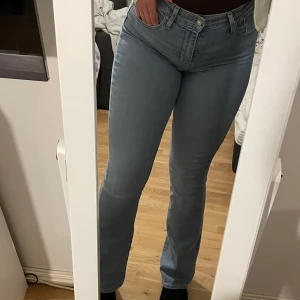 Levis Bootcut Jeans - 725 High Rise Bootcut jeans från Levi’s✨ Sitter suuuperbra men kommer tyvärr inte till användning längre:/ Är i bra skick och jag är ca 174cm! Är väldigt stretchiga! Nypris: 1200kr DM för fler frågor🤩