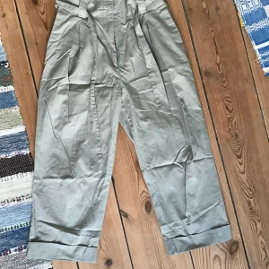 Byxor H&M - Snygga byxor från H&M. Använda max två gånger så superfint skick (om än lite skrynkliga).