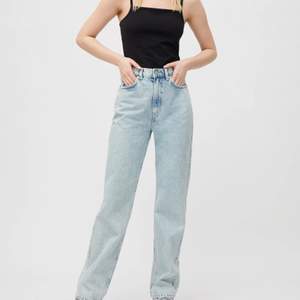 Säljer dessa populära jeans från weekday i modellen rowe. Säljer dom pga att dom inte kommer till användning då dom inte sitter som ja vill att dom ska. För mer bilder eller frågor skriv privat till mig. Frakt betalar köparen 88kr.