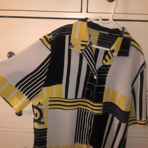 Skjorta  - En kortärmad skjorta köpt secondhand, storleken står inte men jag skulle säga m och jag själv som använt den några gånger har i vanliga fall xs. Bjuder på frakten 