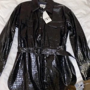 Läder skjorta  - Läder skjorta från zara! Aldrig använd och prislapp kvar. Bälte runt midjan. 