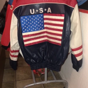 Unik Vintage/retro Baseballjacka  - Skitsnygg Baseballjacka/Collegejacka med USA flaggan i väldigt bra skick strl M passar allt från xs bud från 500kr frakt 99kr