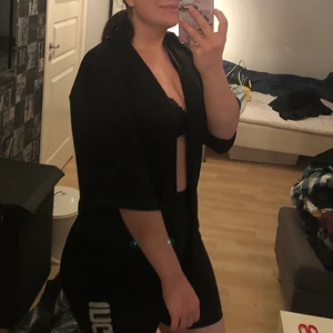 Blazer - Så fin tunn blazer med slit på sidan. Köpt för något år sen men endast använd 1 gång. Storlek S men sitter bra på mig som har L. Köparen står för frakten OBS finns billigare frakt men paketet är isåfall inte spårbart!