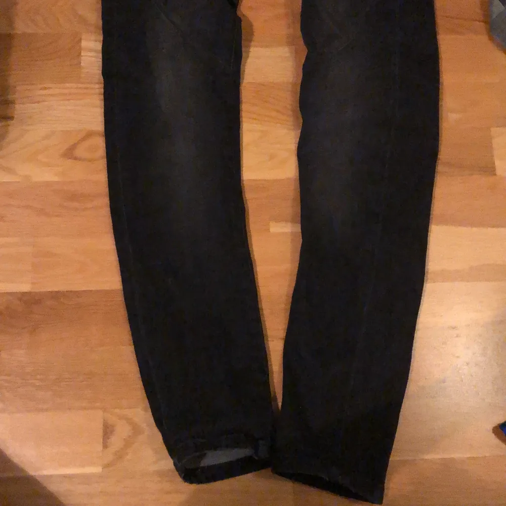 Svarta jeans med enbart knabbar, ingen dragkedja. . Jeans & Byxor.