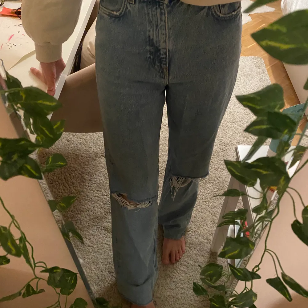 Ett par nästan nya Zara full length jeans i perfekt skick, använda endast ett fåtal gånger! Säljer pga att de är lite stora för mig! 🔴 BUDGIVNING I KOMMENTARERNA 🔴. Jeans & Byxor.