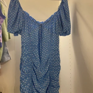Blå prickig klänning  - Blå prickig klänning från zara. Endast använd en gång och är som ny! Ny pris 400kr. St:L men sitter mer som en M. Pris kan diskuteras 😊