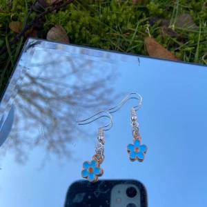 Blå blommörhänge  - Blåa blomörhänge, 29kr + frakt