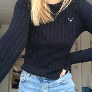 Gant tröja  - Kabelstickad gant tröja. Storlek S men väldigt stretchig på passar lätt M❤️ frakt tillkommer 
