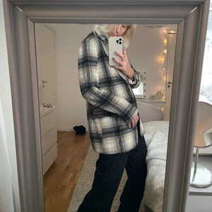 Rutig jacka - Säljer denna rutiga jackan som är som en blazer/kapp! Funkar till ALLT och sitter så snyggt💗  Tycker storleken snarare är som 36/38 men det är en smaksak