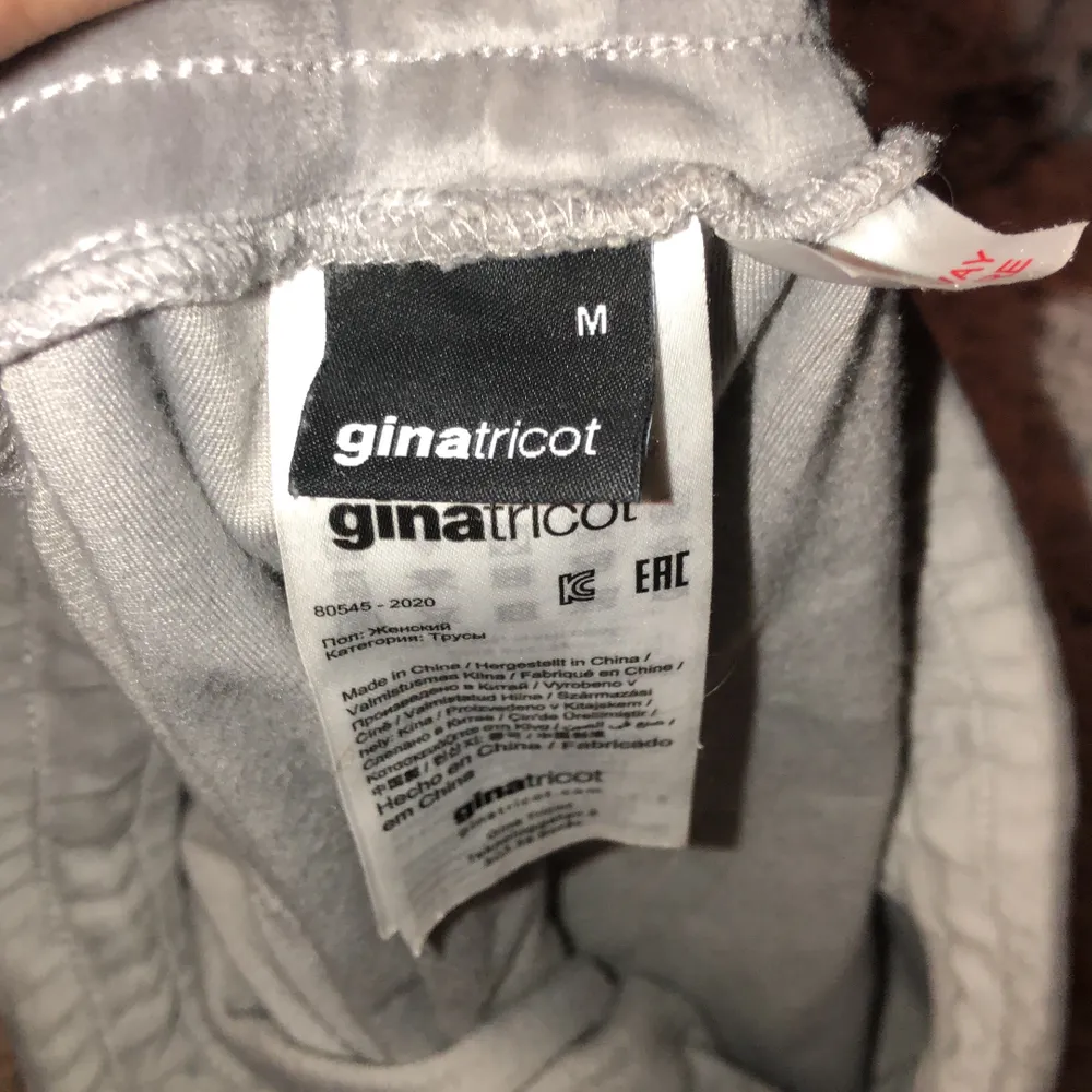 Mjukisbyxor från Gina tricot, väldigt sköna i storlek M. Fin ljusgrå färg. . Jeans & Byxor.