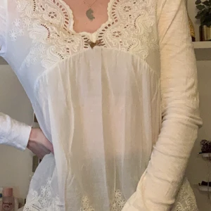 Odd Molly blus - Vit odd molly blus med en bronsfärgad rosett. Mjukt material och fin passform men har blivit för liten för mig. Använd flera gånger. Storleken är 0 som motsvarar XS ungefär.