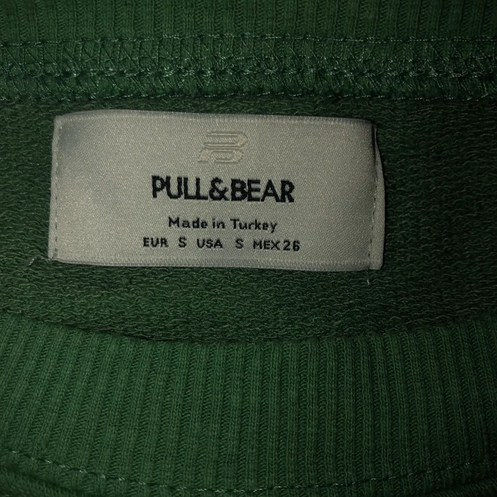 En grön sweatshirt från Pull&Bear i väldigt bra skick. Använt få antal gånger, så den är nästan som ny. Kostade 300 kronor men säljer för 250 kr. Frakten är inräknad i priset!. Tröjor & Koftor.