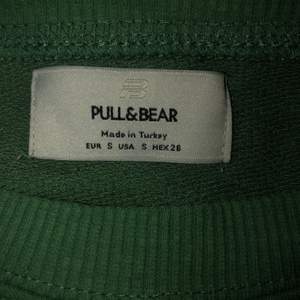 En grön sweatshirt från Pull&Bear i väldigt bra skick. Använt få antal gånger, så den är nästan som ny. Kostade 300 kronor men säljer för 250 kr. Frakten är inräknad i priset!