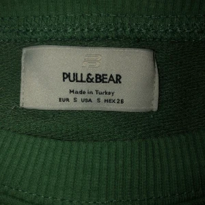 Sweatshirt  - En grön sweatshirt från Pull&Bear i väldigt bra skick. Använt få antal gånger, så den är nästan som ny. Kostade 300 kronor men säljer för 250 kr. Frakten är inräknad i priset!