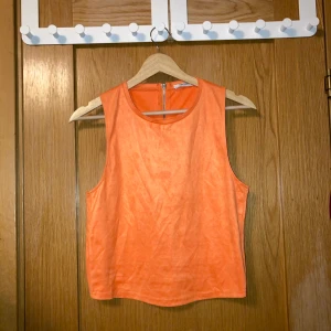 Orange topp från Zara storlek S - Orange topp från Zara i storlek S. Materialet är i sammet.