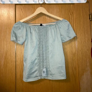 Blus från H&M i storlek S - Jätte söt ljus turkos blus från H&M i storlek S. Kan bäras både som den är men också off-shoulder.