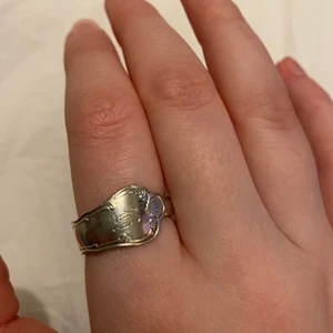 Skedring - Skitcool skedring, material är nysilver (alltså rostfritt). Handgjord av en sked! Ringen är ca mellan storlekarna 8 och 9 US (se bild 3 för bättre syn på storleken). 