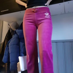 Mjukisbyxor  - Ursnygga mjukisar/sammetbyxor i lilarosa färg💖Köpta för många år sedan på Lindex(barnstorlek: 146, men passar mig som brukar ha S i byxor-funkar även på XS beroende på hur tight elr löst man vill att de ska sitta). Längdmässigt passar de perfekt på mig som är 160cm. Justerbara band i midjan som är i stretchigt material. Fint skick! Frakt: 66:-