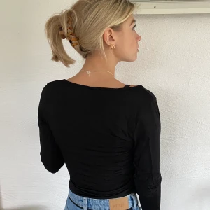 Svart långärmad  - Svart långärmad typ omlott tröja från HM. Lite glansigt material typ, skitfin men tyvärr för stor för mig. 