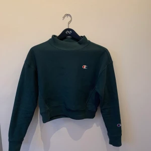 Champion sweatshirt  - Säljer denna mörkgröna Champion sweatshirt för att jag helt enkelt inte använder den längre. Köpare står för frakt.(Frakten kan variera än de som står nedan, beroende på vad paketet kommer väga)