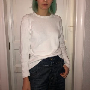 Vit mysig tröja  - Denna vita tröja är gjord i 100% bomull från märket prestige men tvättas ändå i 40 grader. Det är en ”manströja” vilket får den att bli mysig och perfekt att ha under stora t-shirtar. Frakten är inräknat i priset 🥰