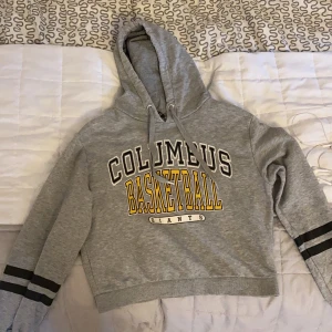 Hoodie  - Säljer en hoodie i storlek xs. 