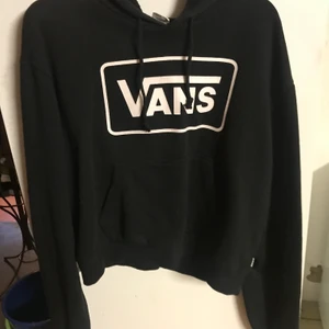 Vans hoodie crop  - Skit snygg vans hoodie halv lång:)  köparen står för frakt 