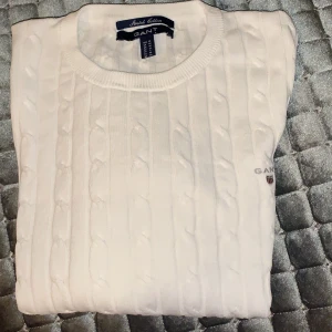 Gant flätstckad tröja  - vit, stl M passar på mig som brukar ha S så är nog lite krympt🤭. Priset är exkluderat frakt, kan mötas!💖